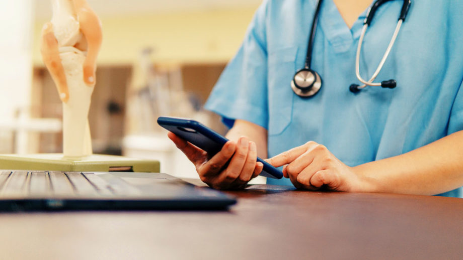 5 Ways Medical Professionals Use Technology To Engage With Their Customers