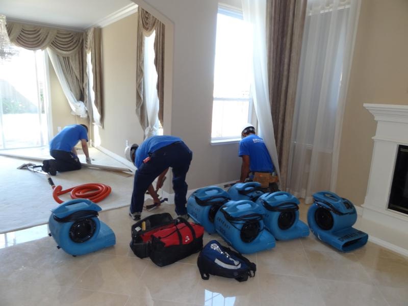 3 Reasons to Hire a Water Damage Restoration Service