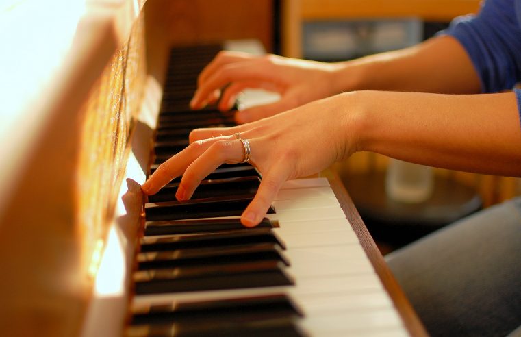 7 Amazing Benefits of Playing the Piano