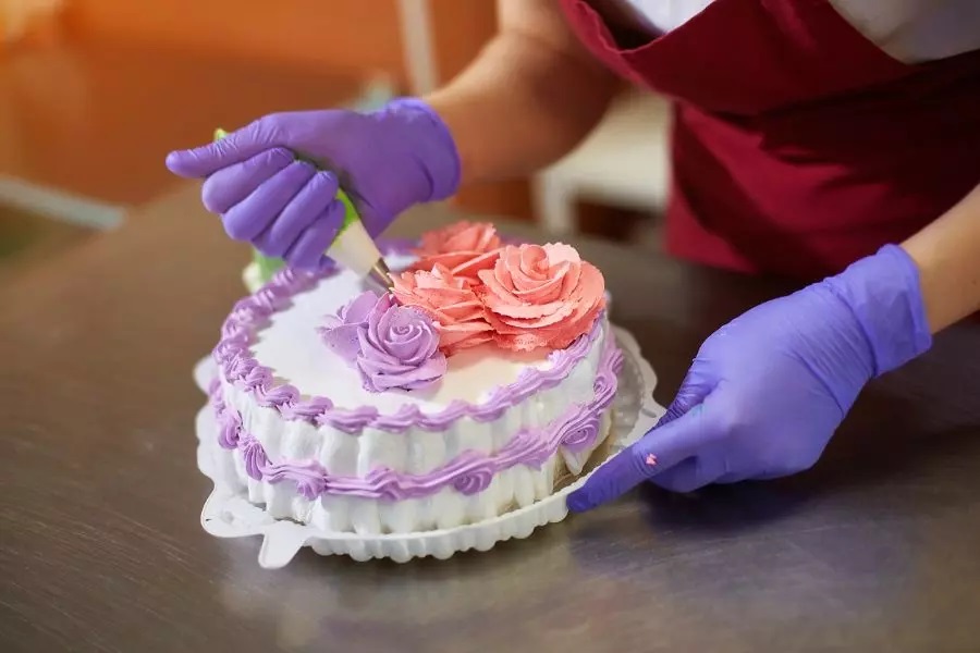 How To Decorate Cakes With Different Tools?
