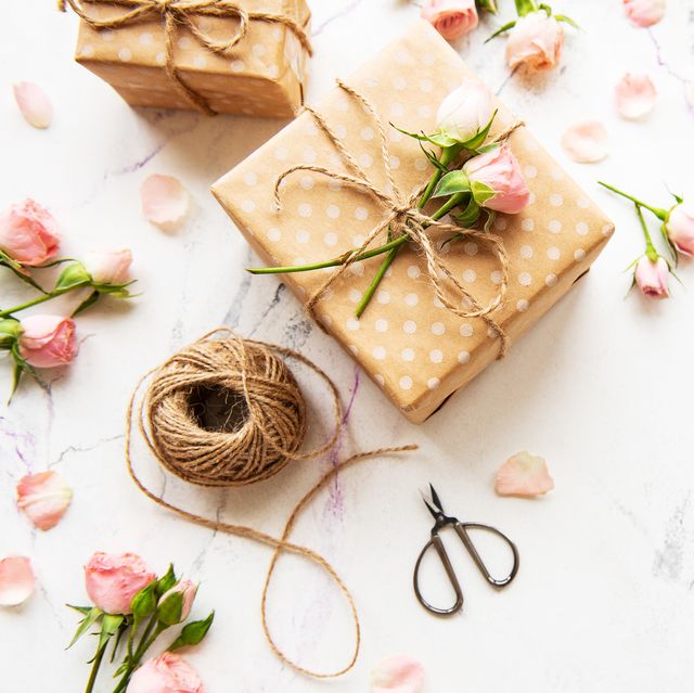 11 Thoughtful Wedding Gifts You Can Give Your Coworker
